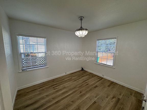 4th image of 3211 Park Ln
