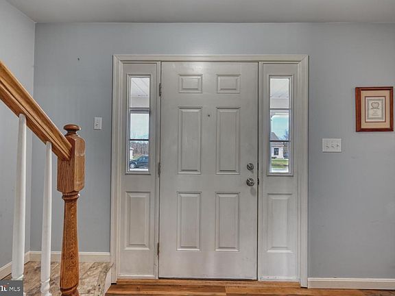 3rd image of 211 Oval Dr