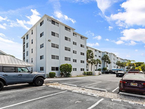 3rd image of 108 Paradise Harbour Boulevard #107