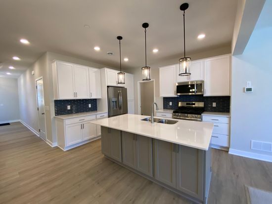 13637 Hollybrook Dr, Apple Valley, MN 55124