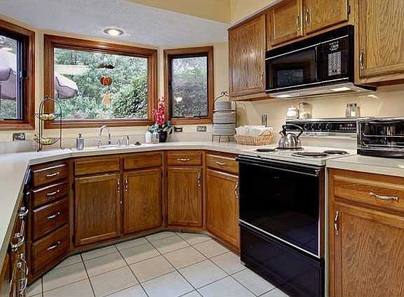 Peninsula designed kit w/huge bay wind to enjoy the picturesque back yard.