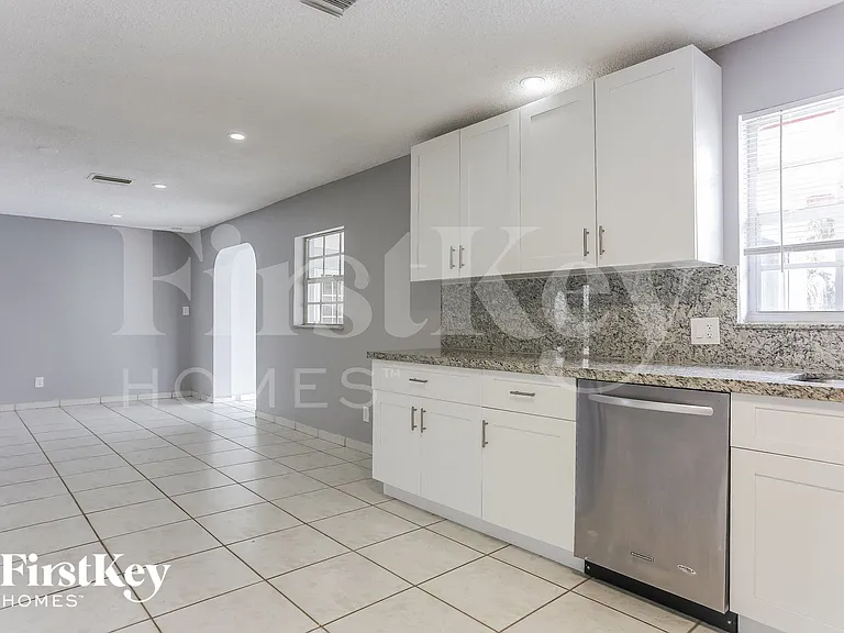 4006 NW 76th Ave — Photo 6
