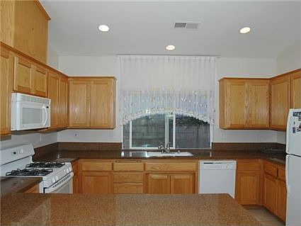 3rd image of 984 W 2nd Ave