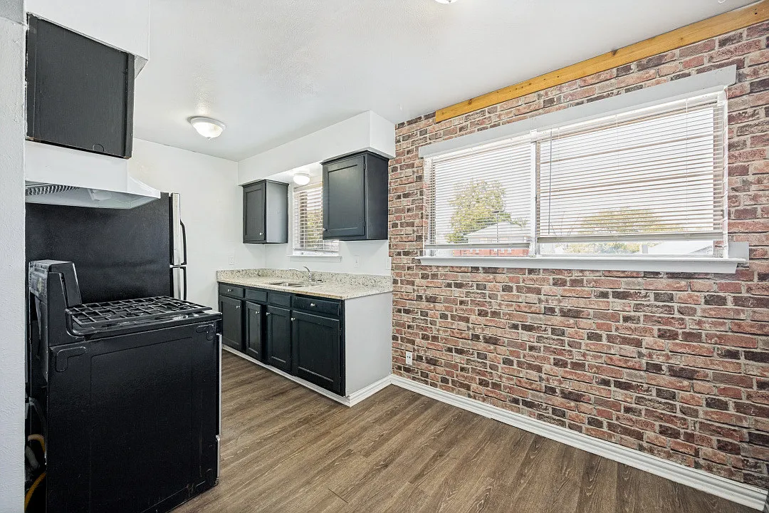 2701 Hemphill St — Photo 1