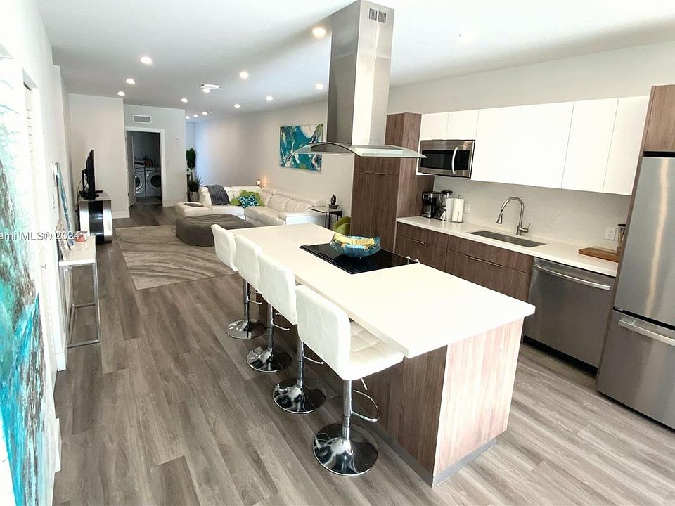 Gourmet Kitchen with large kitchen island, stainless steel appliances