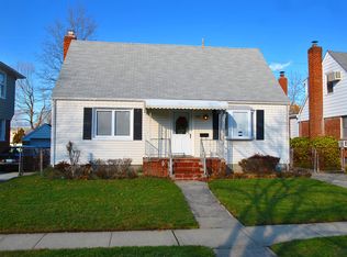 90 Aster Dr, New Hyde Park, NY 11040