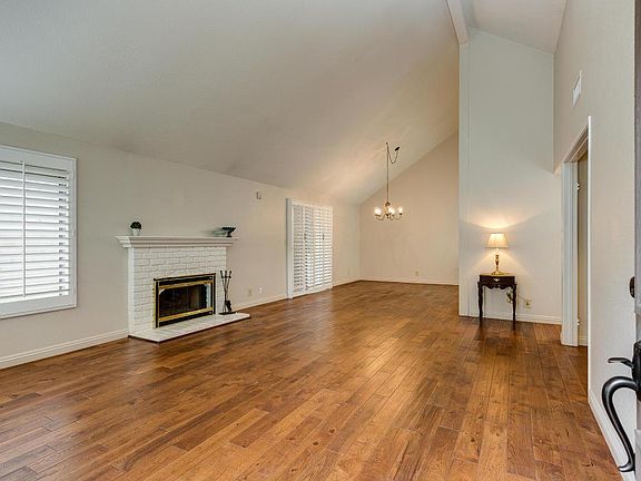 5th image of 434 E Woodcroft Ave