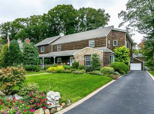 139 Wooleys Ln, Great Neck, NY 11023