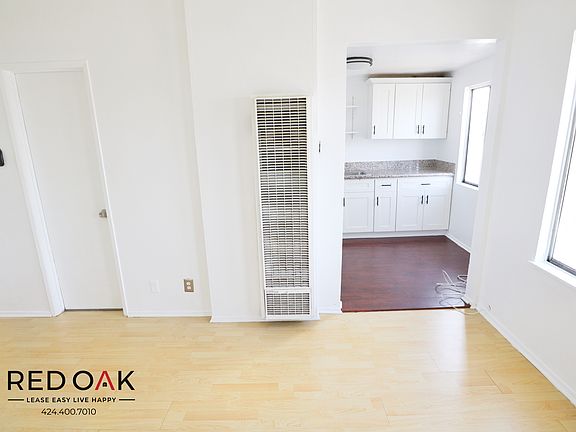 4th image of 1004 W 65th St #18