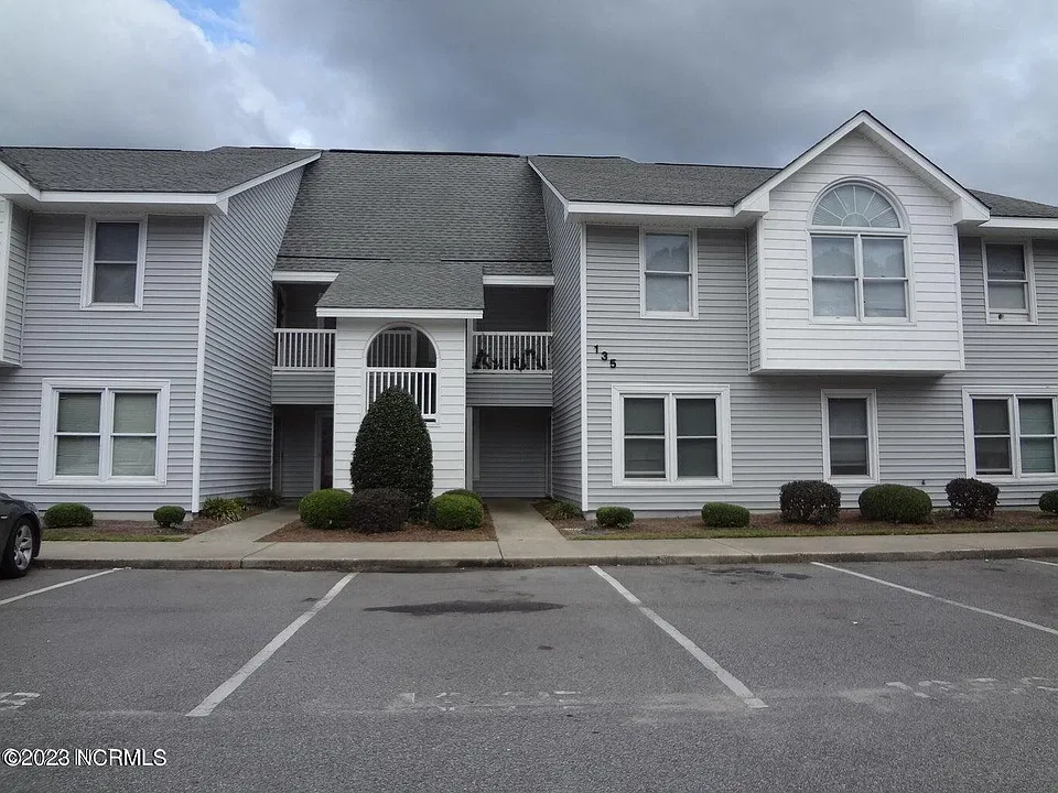 135 W Victoria Ct #B