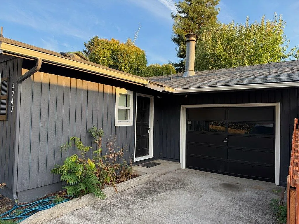 2747 NE Gordon Ave — Photo 2
