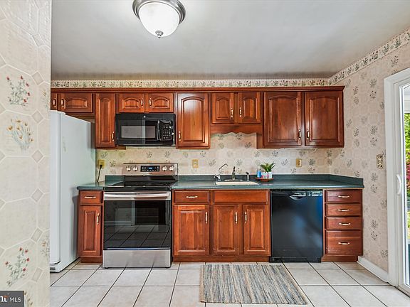 5th image of 1176 Goldfinch Ln