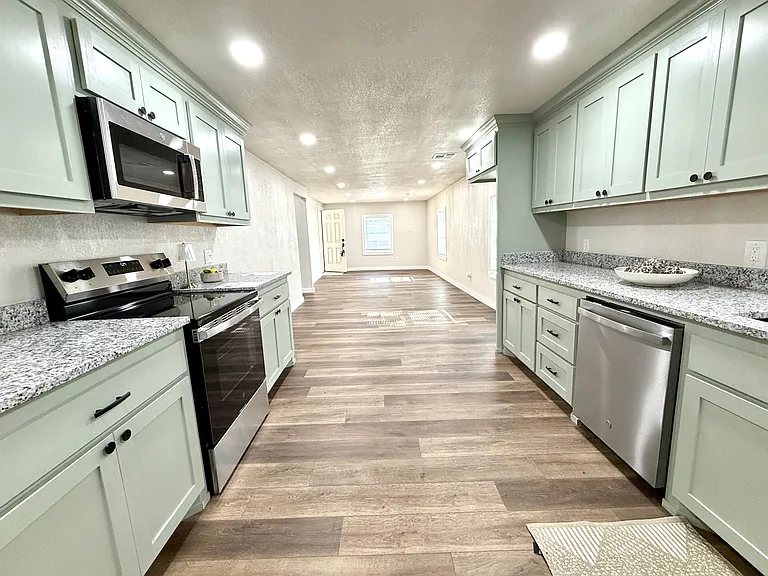 723 Roff St NE — Photo 5