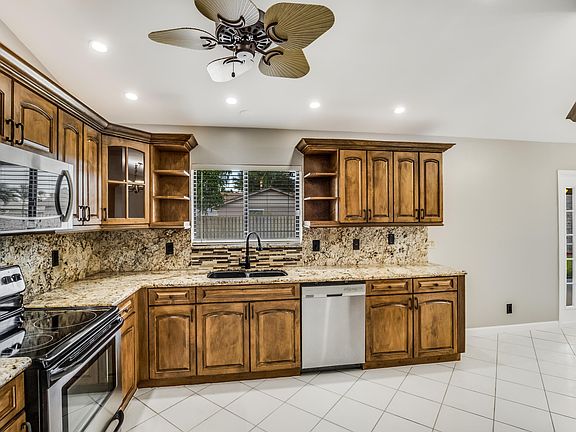 4th image of 155 Parkwood Dr