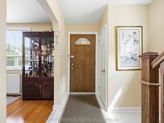 4th image of 549 Lawrence Ave W
