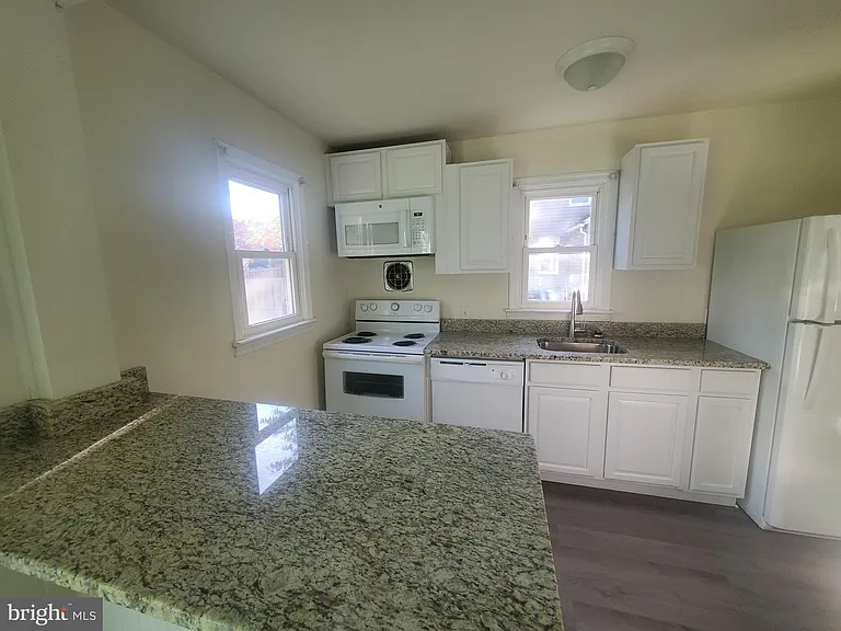 73 Upland Ave — Photo 15