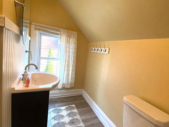 5th image of 176 Vandervoort St #2