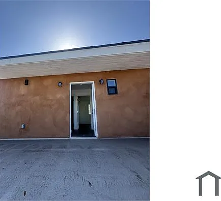 11600 S San Pedro St — Photo 4