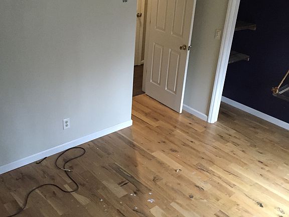 4th image of 906 Hillcrest Ave