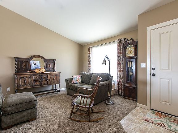 3rd image of 709 Tanglewood Dr