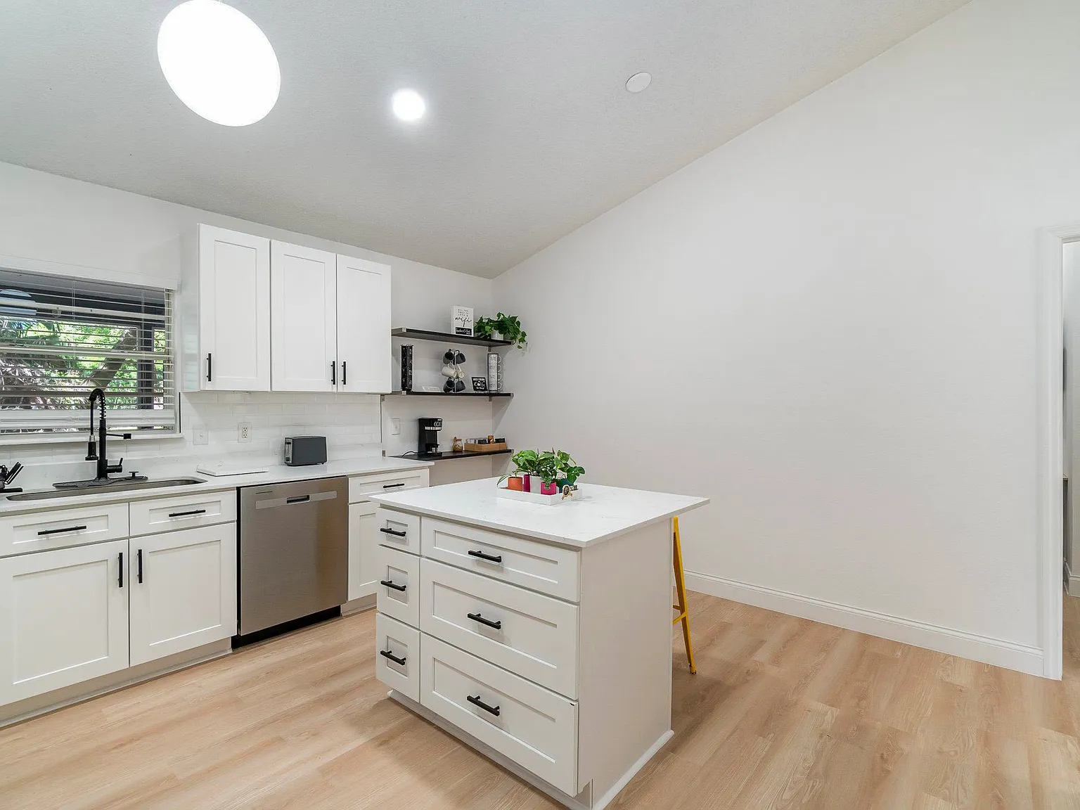 4 bed, 2.0 bath, 1677 sqft, $836 — Photo 4