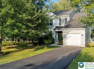 223 Kensington Dr, Bushkill, PA 18324