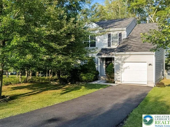 223 Kensington Dr, Bushkill, PA 18324