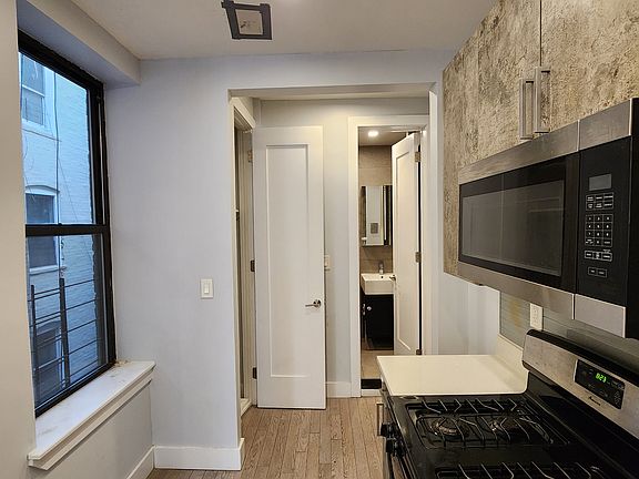 4th image of 1311 Lincoln Pl APT 4B