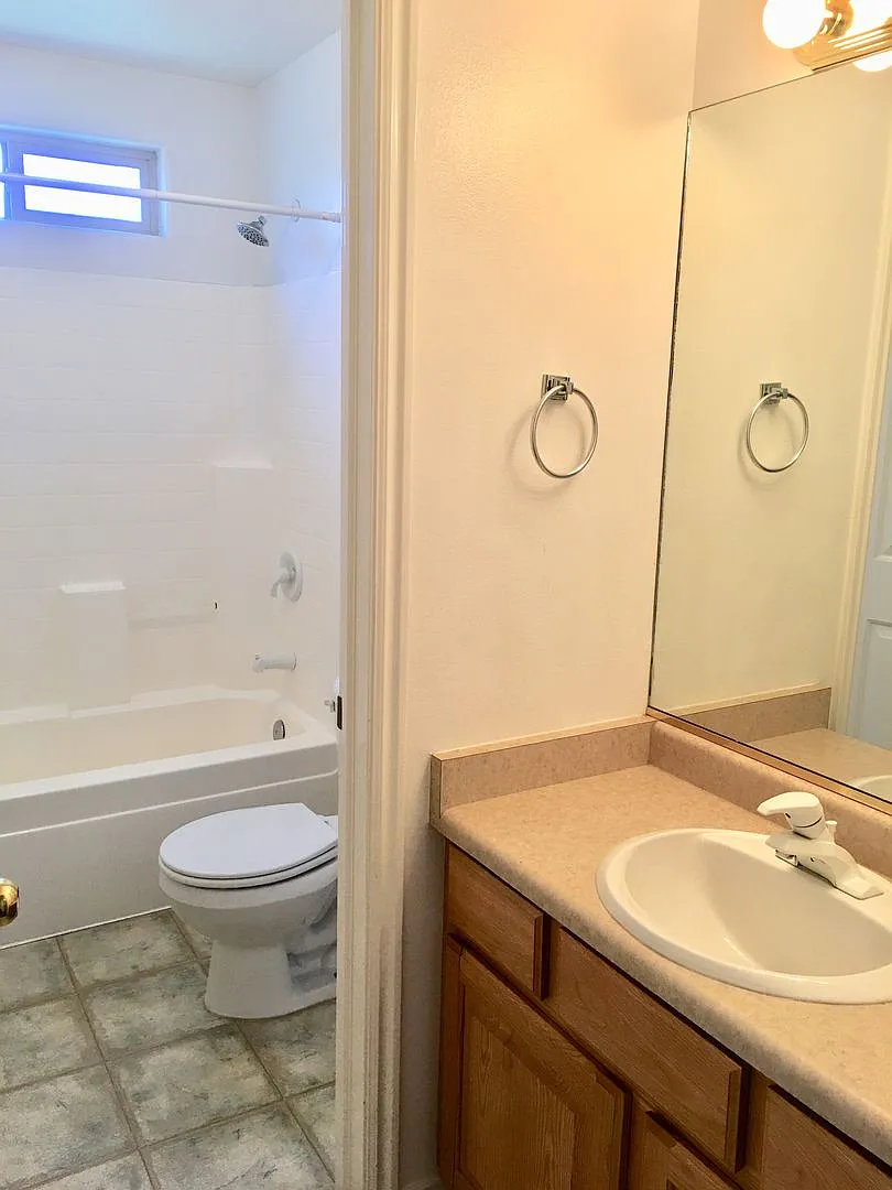 3-BR Townhome in Hawk Hollow — Photo 3