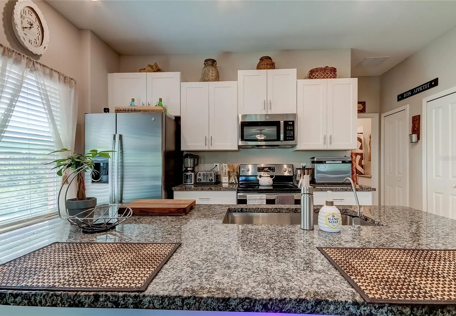 3 bed, 2264 sqft, $2,600 — Photo 4