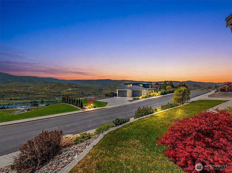 4th image of 2741 SE Falcon View Drive