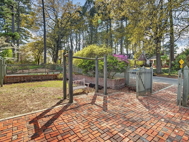 Front yard/courtyard