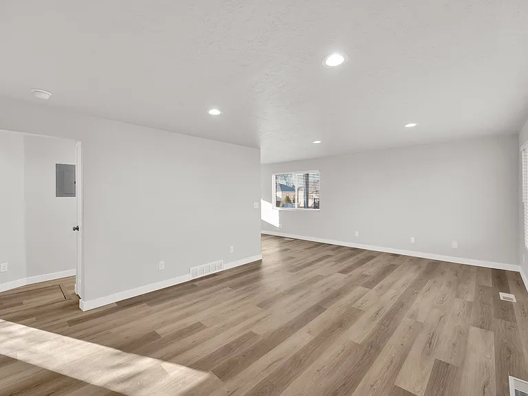 2670 S 360 E — Photo 3