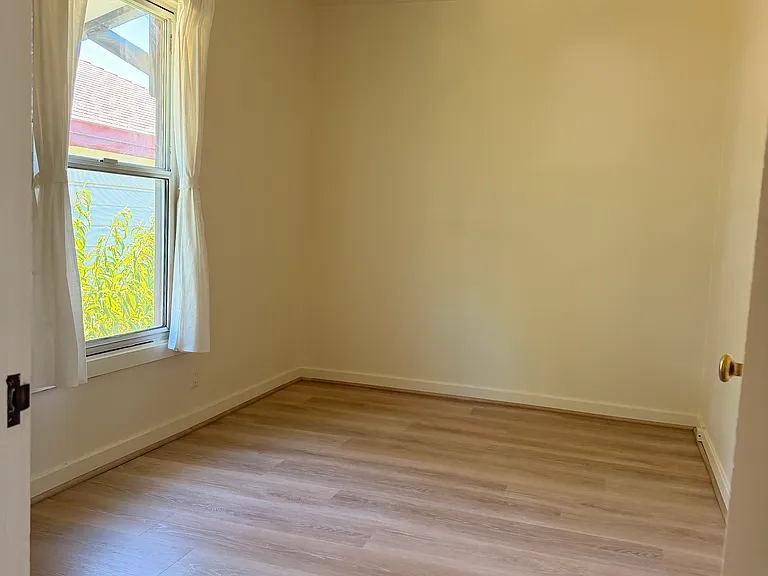 Bedroom (8'x12')
