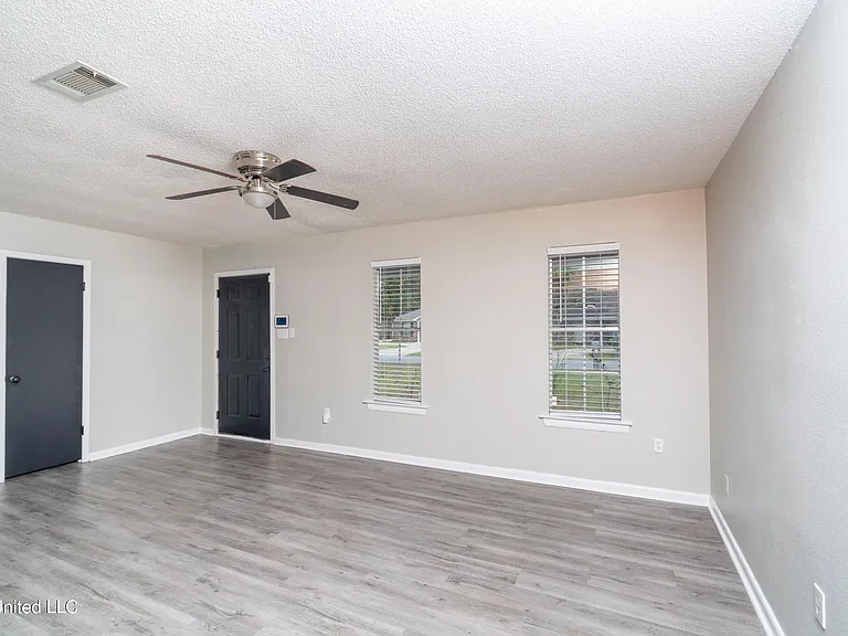 206 N Lang Ave — Photo 3
