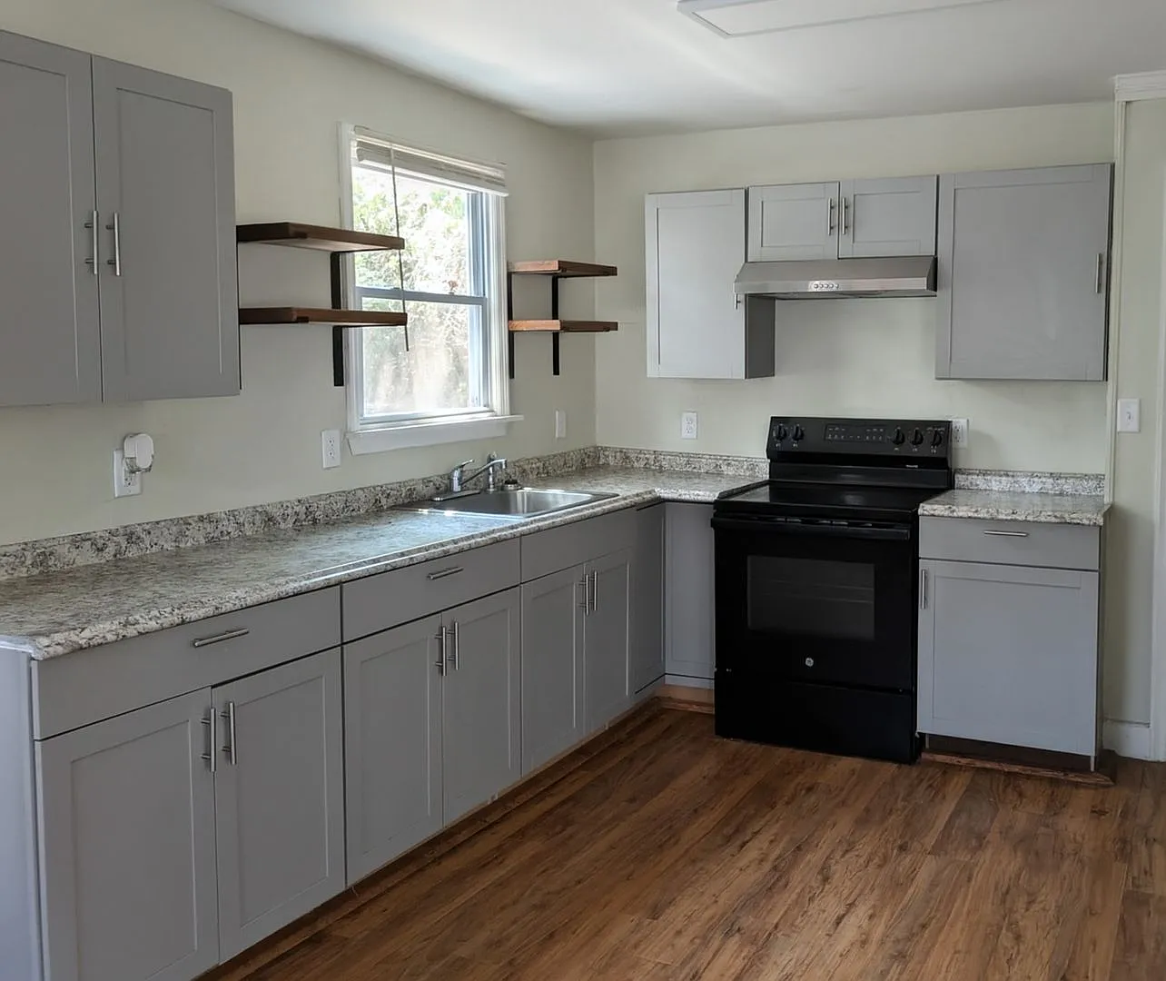 906 Central — Photo 2