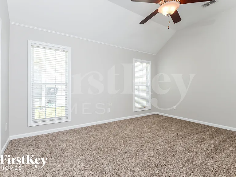 2218 Village Ln — Photo 8
