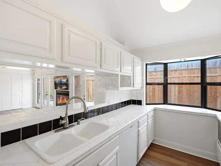 2501 Driscoll St — Photo 6