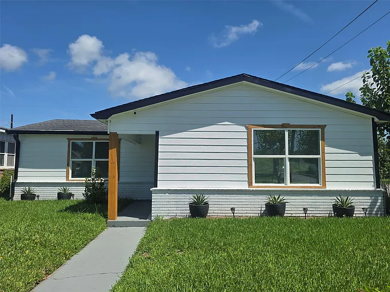 5102 Avenue L — Photo 6