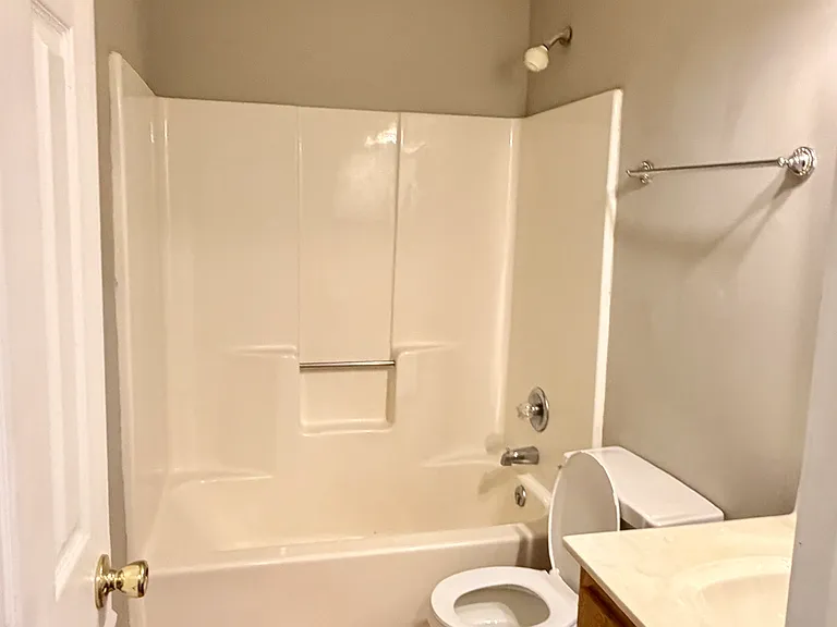 113 W Victoria Ct #F — Photo 2