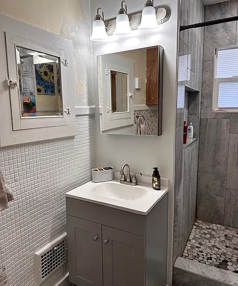910 Bowen St — Photo 10