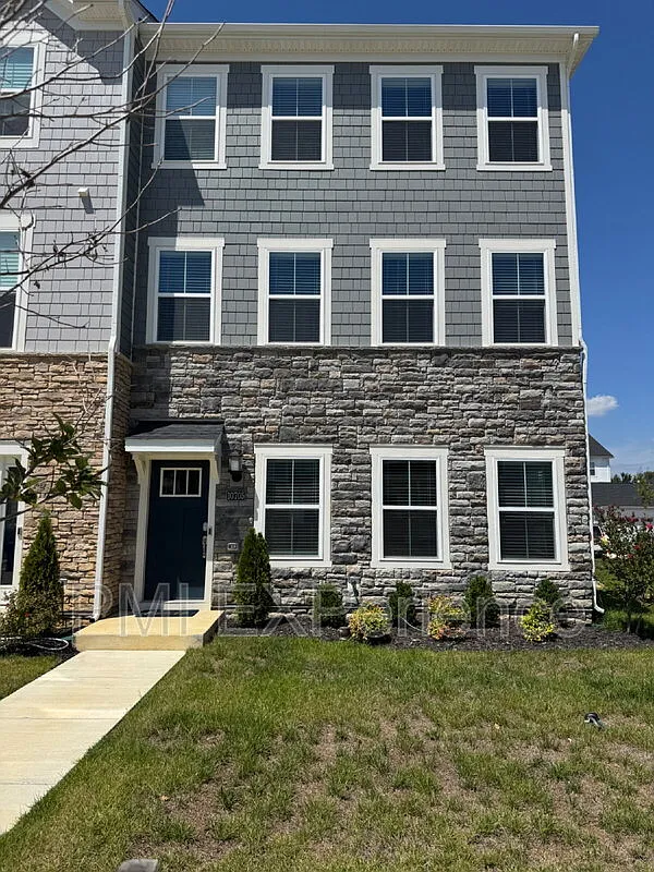 4 bed, 3.5 bath, 2736 sqft, $3,399 — Photo 2
