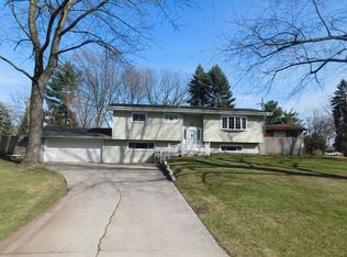 5341 Meyer Dr, Lisle, IL 60532