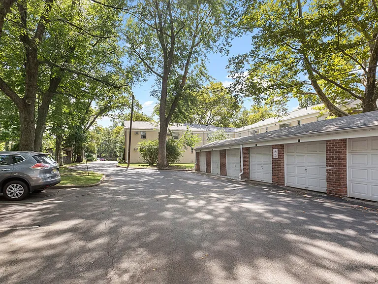 Lakeview Apartments — Photo 15