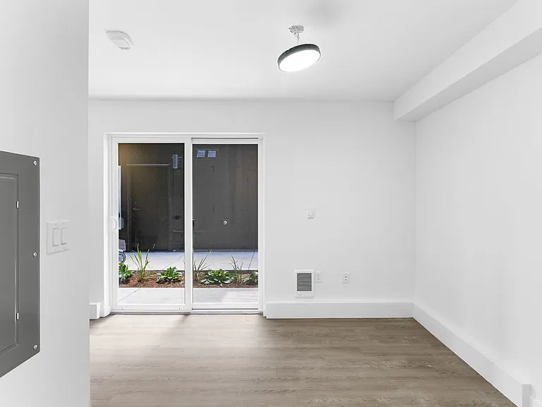 **4 Weeks Free Rent Upon Move In** | New Construction - Minutes From Downtown Pdx — Photo 17
