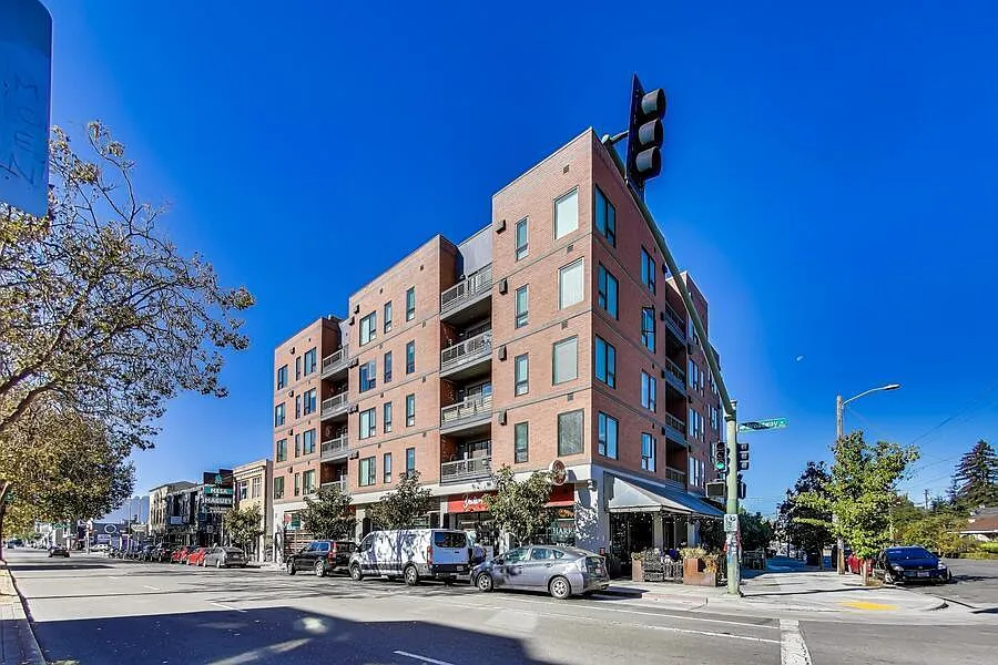 4045 Broadway — Photo 2
