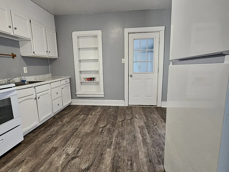 706 W 2nd St — Photo 5