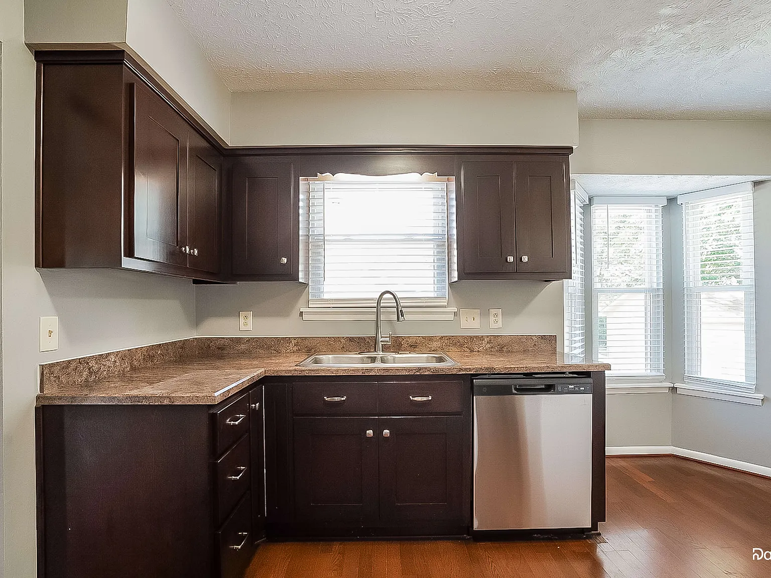 3 bed, 2.0 bath, 1353 sqft, $1,875 — Photo 3