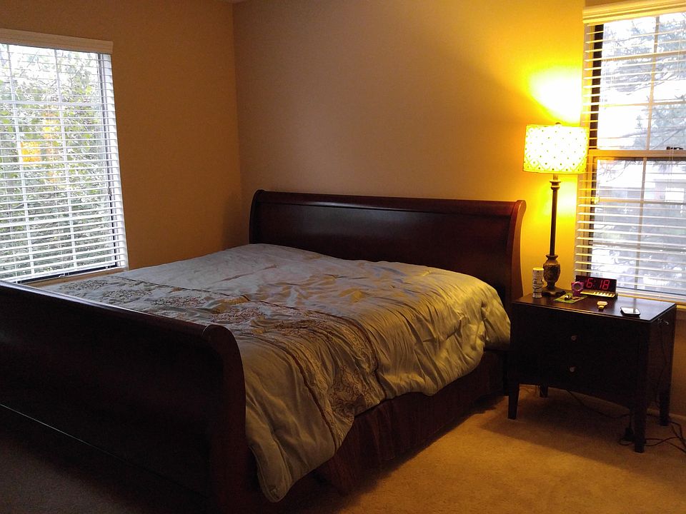 Master BR w/ walk-in closet