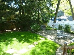 32 Park Dr E, Syosset, NY 11791